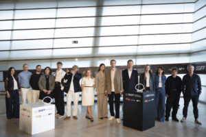 El director y guionista Olmo Omerzu (6d); el guionista Nebojsa Pop-Tasic (6i); los actores Barry Ward (d), Barbora Babulova (3d), Dexter Franc (4d), Timon Sturbeg (5i) y Antolín Chmela (2d), junto a otros miembros del equipo de de la película, este lunes, durante la presentación de "Ungrateful beings", que compite en la sección oficial de la 73 edición del Festival Internacional de cine de San Sebastián. EFE/ Javier Etxezarreta