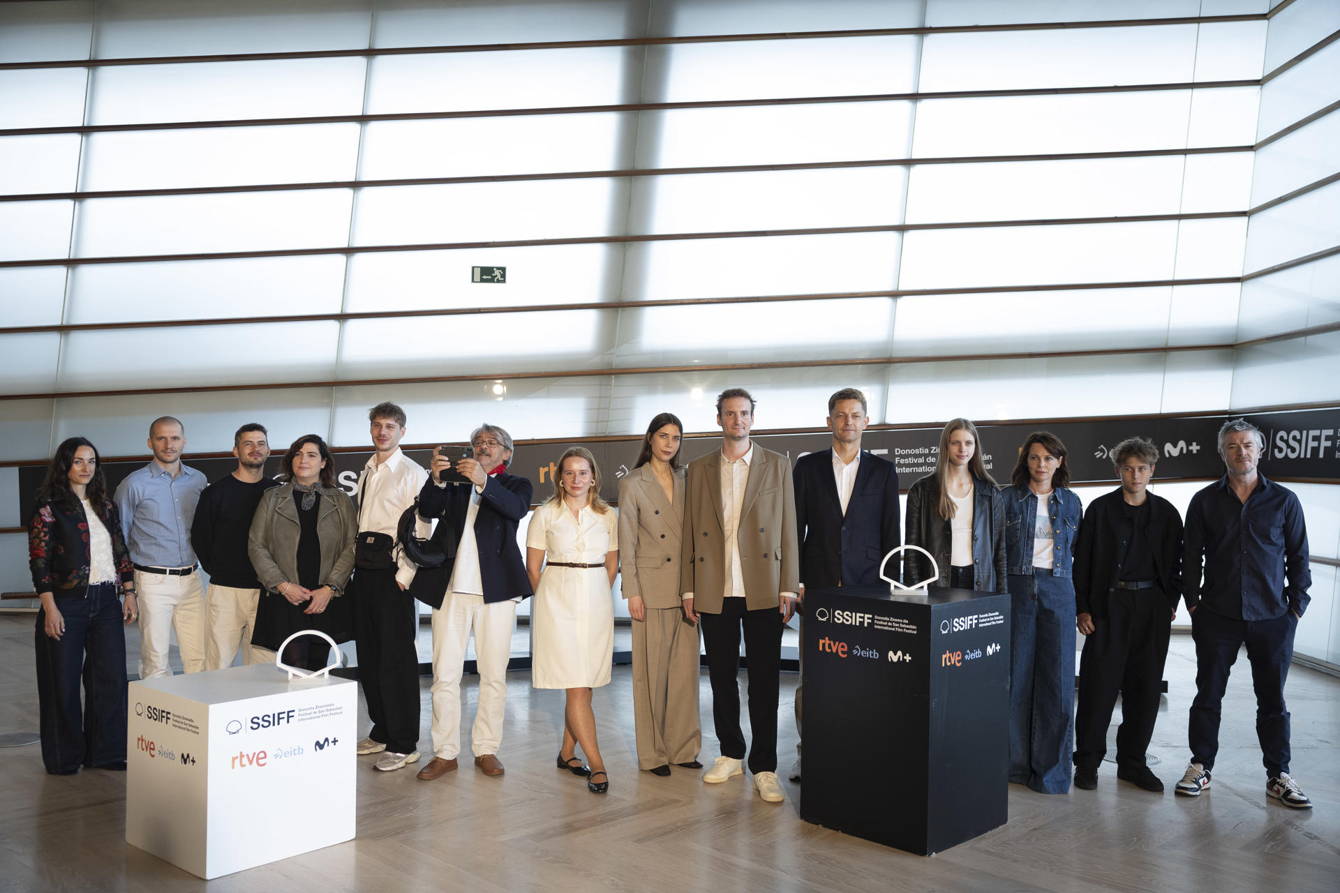 El director y guionista Olmo Omerzu (6d); el guionista Nebojsa Pop-Tasic (6i); los actores Barry Ward (d), Barbora Babulova (3d), Dexter Franc (4d), Timon Sturbeg (5i) y Antolín Chmela (2d), junto a otros miembros del equipo de de la película, este lunes, durante la presentación de "Ungrateful beings", que compite en la sección oficial de la 73 edición del Festival Internacional de cine de San Sebastián. EFE/ Javier Etxezarreta