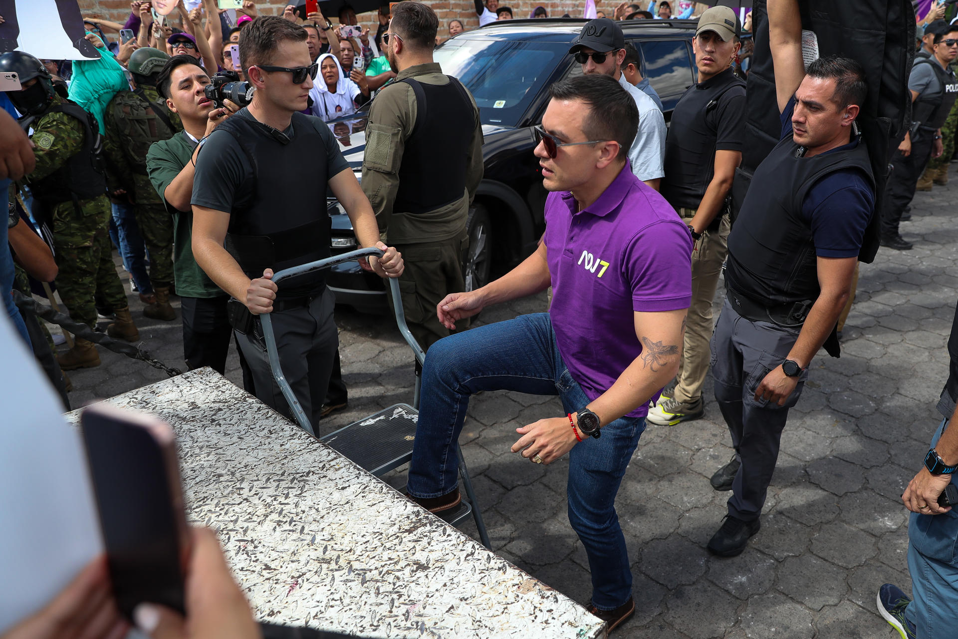 Fotografía de archivo del presidente de Ecuador, Daniel Noboa (c), durante una visita a Cayambe (Pichincha, Ecuador). EFE/José Jácome