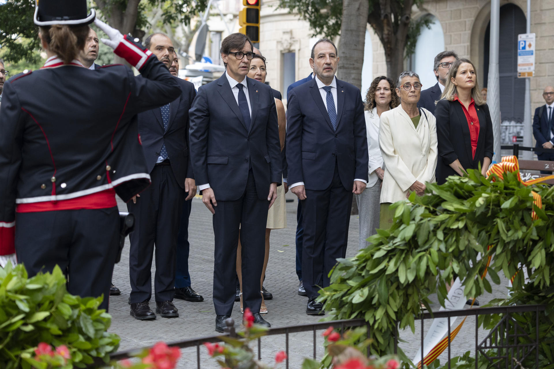 El presidente de la Generalitat de Cataluña, Salvador Illa (c), encabeza la ofrenda floral del Govern ante el monumento a Rafael Casanova, en el arranque de las celebraciones oficiales con motivo de la Diada, este jueves en Barcelona. EFE/Marta Pérez
