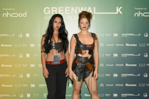 La diseñadora peruana Ana Paula Figueroa (i), ha sido la ganadora de Greenwalk Awards de moda sostenible con una creación a partir de materiales reciclados de zapatos. EFE/Greenwalk Awards/Cristina Franco. -SOLO USO EDITORIAL/SOLO DISPONIBLE PARA ILUSTRAR LA NOTICIA QUE ACOMPAÑA (CRÉDITO OBLIGATORIO)-
