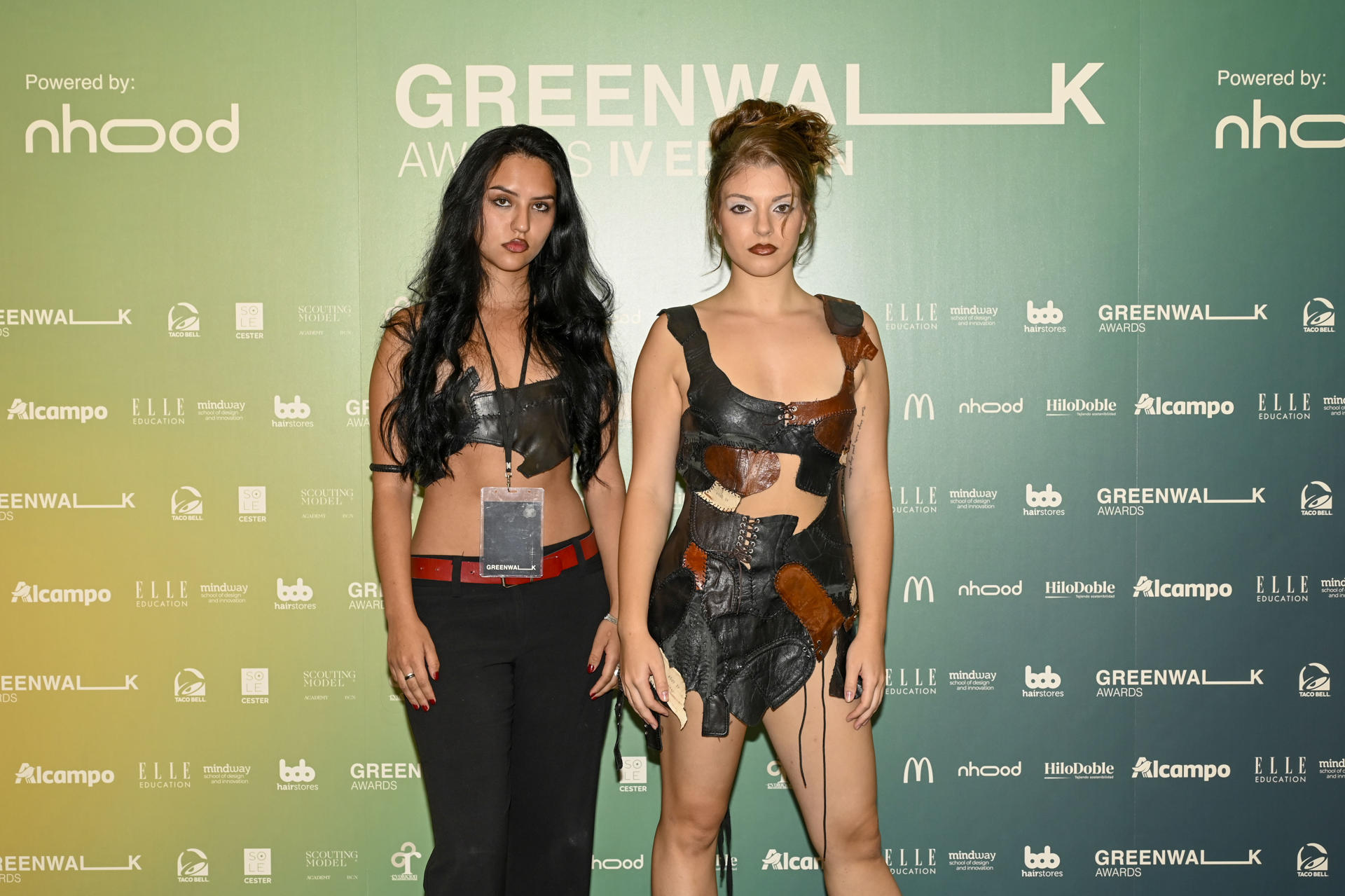 La diseñadora peruana Ana Paula Figueroa (i), ha sido la ganadora de Greenwalk Awards de moda sostenible con una creación a partir de materiales reciclados de zapatos. EFE/Greenwalk Awards/Cristina Franco. -SOLO USO EDITORIAL/SOLO DISPONIBLE PARA ILUSTRAR LA NOTICIA QUE ACOMPAÑA (CRÉDITO OBLIGATORIO)-