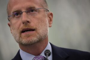 Fotografía de archivo del 24 de Junio 2020 del presidente de la Comisión Federal de Comunicaciones de EE.UU. (FCC), Brendan Carr, hablando durante una audiencia en Washington (Estados Unidos). EFE/ Alex Wong / Pool