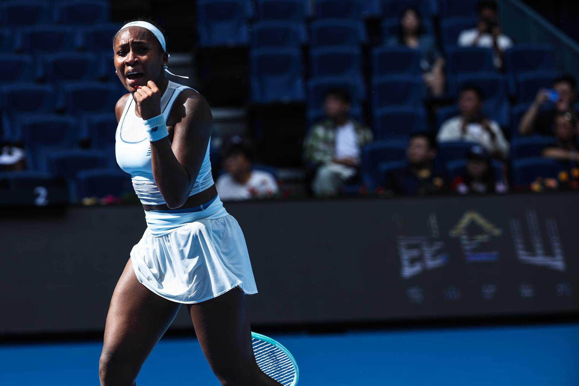 La tenista estadounidense Coco Gauff celebra la victoria durante el partido de la ronda de 64 del torneo individual femenino contra la rusa Kamilla Rakhimova del Abierto de China. EFE/EPA/WU HAO
