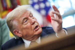 El presidente de EE.UU., Donald Trump, habla en el Despacho Oval de la Casa Blanca en Washington, D.C., EE.UU., el 15 de septiembre de 2025. EFE/EPA/SAMUEL CORUM / POOL