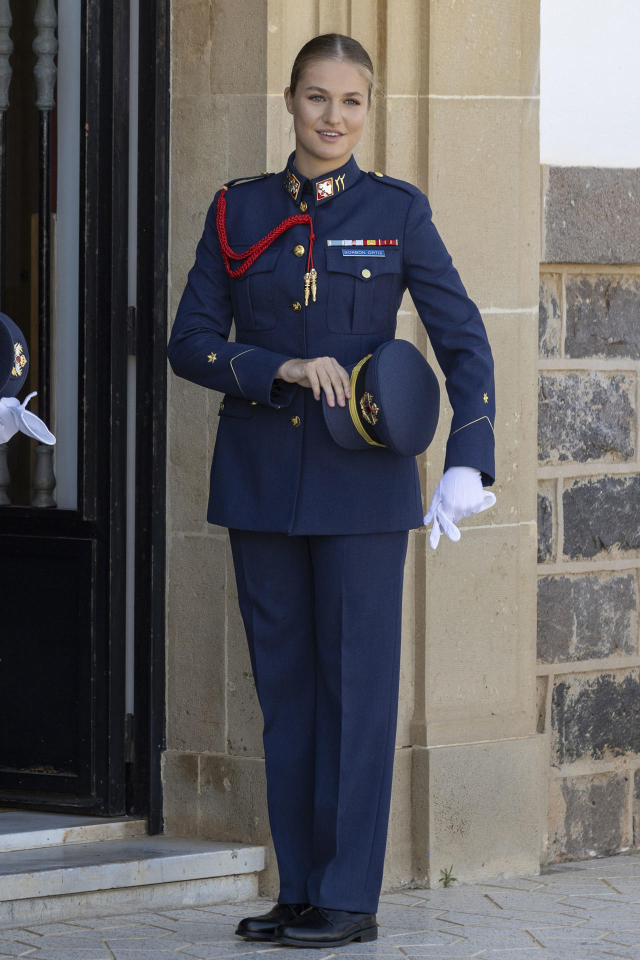 La princesa Leonor este lunes primer día de su incorporación a la Academia General del Aire de San Javier, en Murcia, para culminar su formación militar en la Academia General del Aire y del Espacio, donde ha tenido su primer contacto con el avión de formación Pilatus PC 21, tras conocer las instalaciones del centro, a sus compañeras de camareta y su instructor de vuelo. EFE/Marcial Guillén