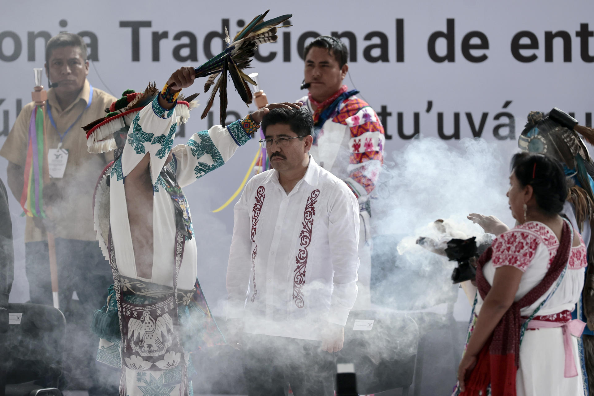 El ministro presidente de la Suprema Corte de Justicia de la Nación (SCJN) Hugo Aguilar, participa en la ceremonia de purificación y entrega de bastones de mando y de servicio, por parte de los representantes de los pueblos indígenas, este lunes en Ciudad de México (México). EFE/José Méndez