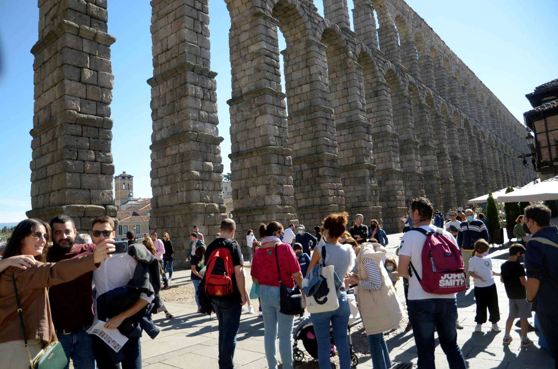 Imagen de archivo de grupos de turistas visitando el Acueducto de Segovia. EFE/ Pablo Martín
