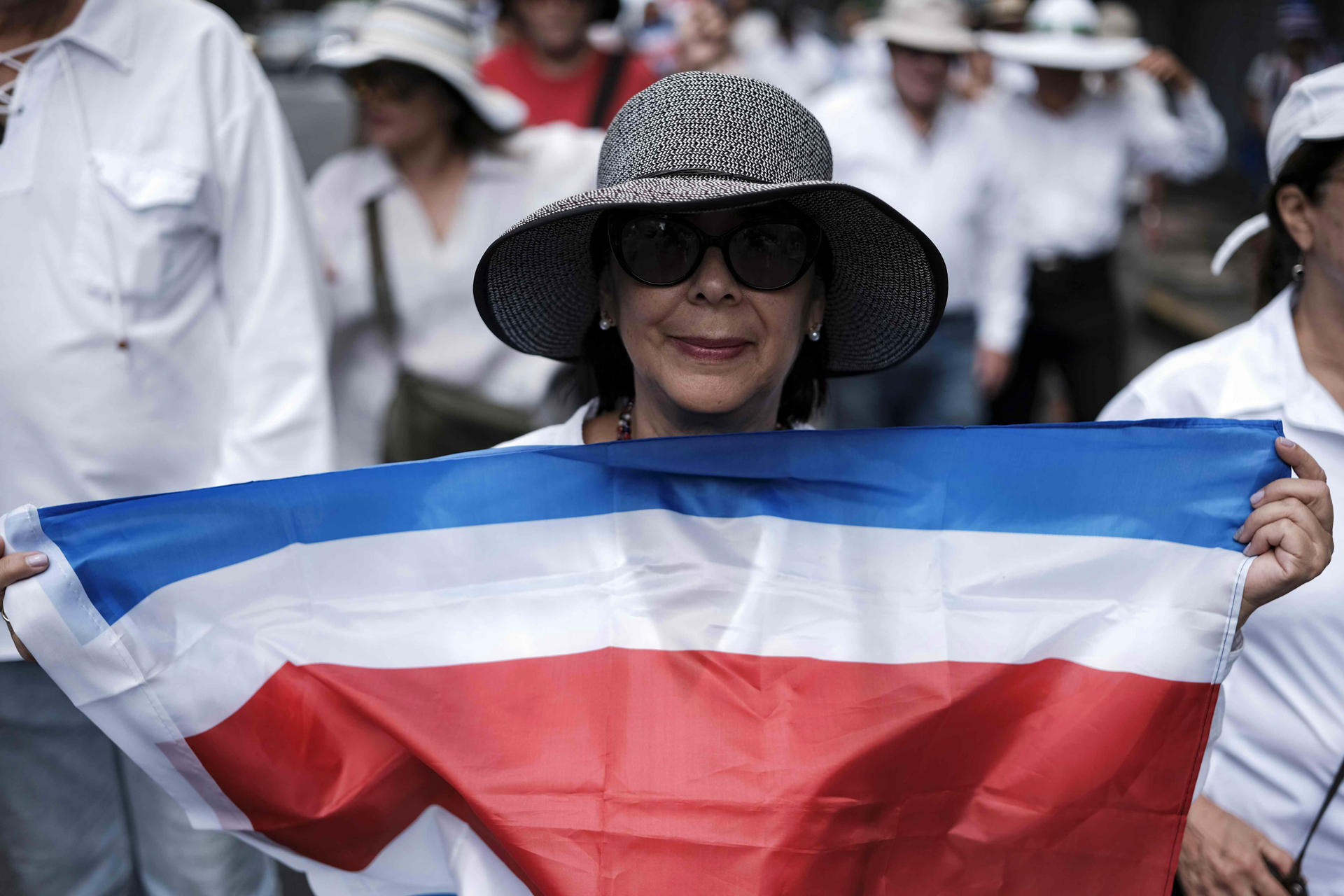 Una mujer participa en una manifestación este domingo, en San José (Costa Rica). EFE/Jeffrey Arguedas

