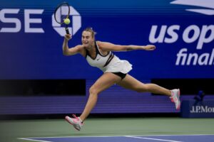 La bielorrusa Aryna Sabalenka en acción contra la estadounidense Amanda Anisimova durante la final del torneo de individuales femenino del Abierto de Tenis de EE.UU. en el Centro Nacional de Tenis USTA Billie Jean King en Flushing Meadows, Nueva York (EE.UU.). EFE/CRISTOBAL HERRERA ULASHKEVICH