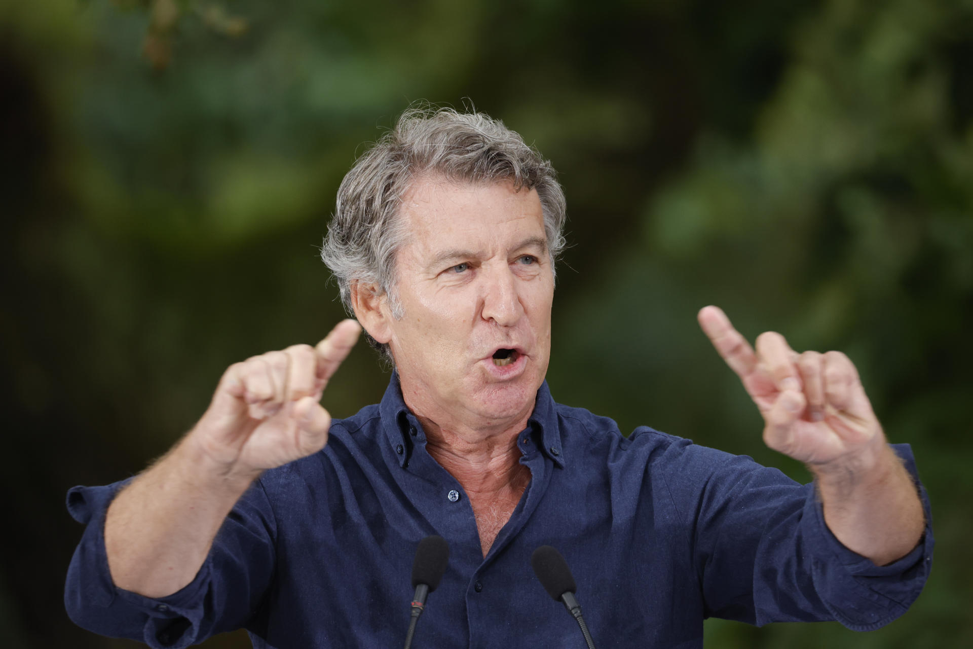El líder del PP, Alberto Núñez Feijóo, durante el acto de inauguración de la temporada política este domingo en la localidad pontevedresa de Cerdedo-Cotobade. EFE/ Lavandeira Jr