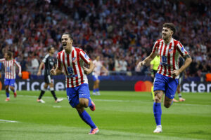 El delantero italiano del Atlético de Madrid Giacomo Raspadori (i) celebra tras anotar el 1-0 durante el partido de Liga de Campeones que Atlético de Madrid  y Eintracht de Fránkfurt disputan este martes en el estadio Metropolitano, en Madrid. EFE/ Juanjo Martín