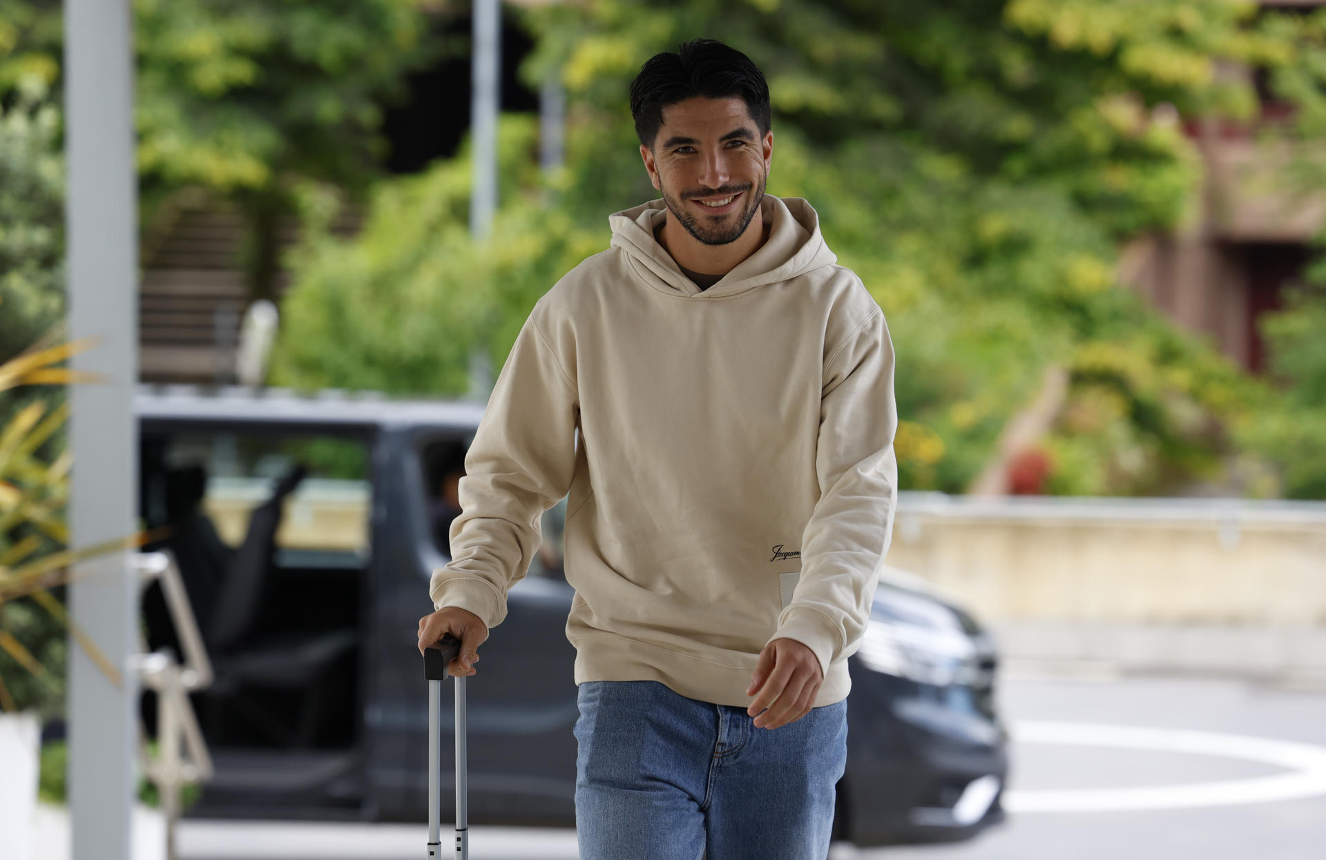 El centrocampista Carlos Soler, a su llegada este lunes a San Sebastián para fichar por la Real Sociedad. EFE/Juan Herrero.