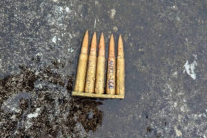 Fotografía compartida en la cuenta oficial en la red social X del director del FBI, Kash Patel, donde se muestra un cartucho de balas con la frase 'ANTI-ICE'. EFE/FBIDirectorKash