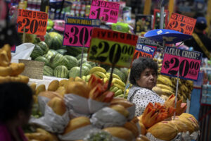 Comerciantes ofrecen productos en el Mercado de Jamaica en Ciudad de México (México). EFE/Isaac Esquivel