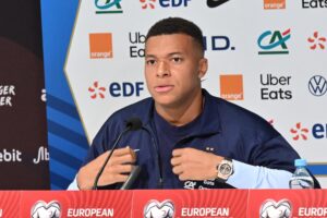 Rueda de prensa de Kylian Mbappe la víspera del Ucrania-Francia de clasificación para el Mundial 2026. EFE/EPA/Maciej Kulczynski