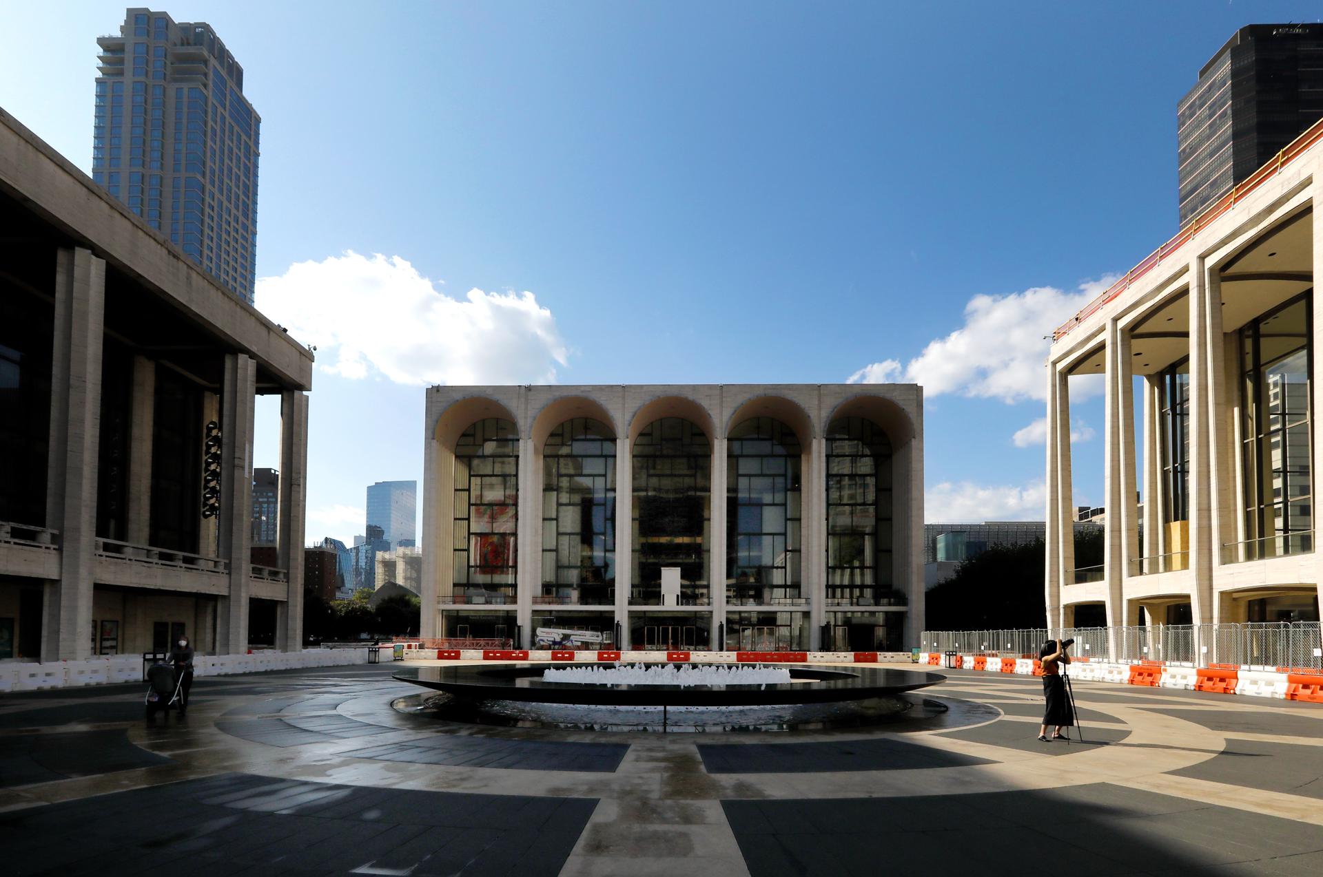 Fotografía de la Metropolitan Opera House (C) en el campus del Lincoln Center en Nueva York, Nueva York, EE. UU., 23 de septiembre de 2020. EFE/EPA/Peter Foley