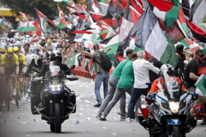 La iniciativa Gernika Palestina ha invadido este miércoles un tramo de la Gran Vía de Bilbao al paso de la Vuelta ciclista por la capital vizcaína en protesta por la participación del equipo Israel Premier Tech y en apoyo a Palestina por lo que ha tenido que intervenir la Ertzaintza. EFE/ Miguel Toña