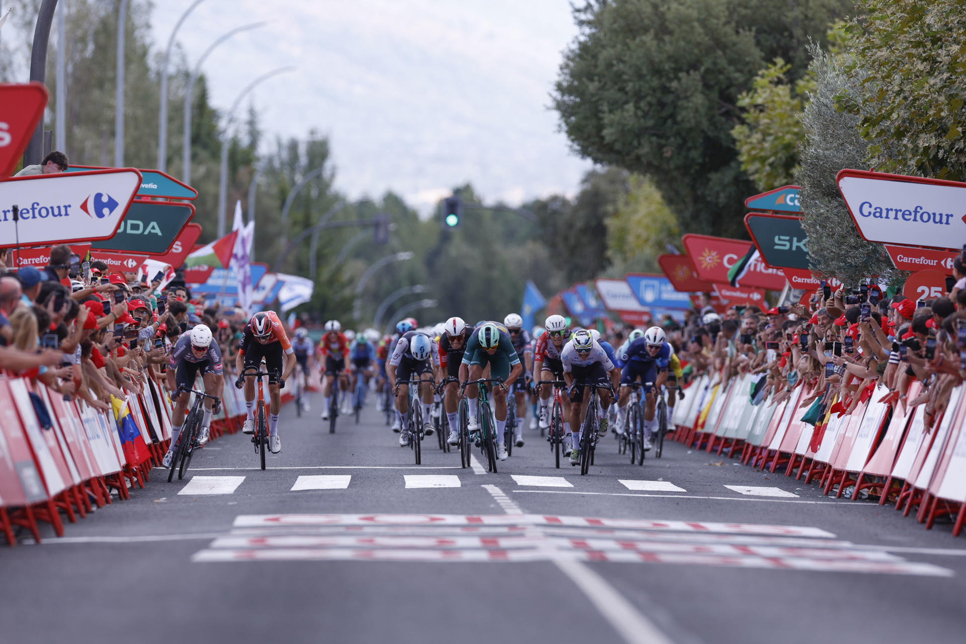 Entrada a meta de la decimonovena etapa de la Vuelta ciclista a España con un recorrido de 161,9 kilómetros llanos entre Rueda, en la provincia de Valladolid, y Guijuelo, en la de Salamanca. EFE/ Javier Lizón
