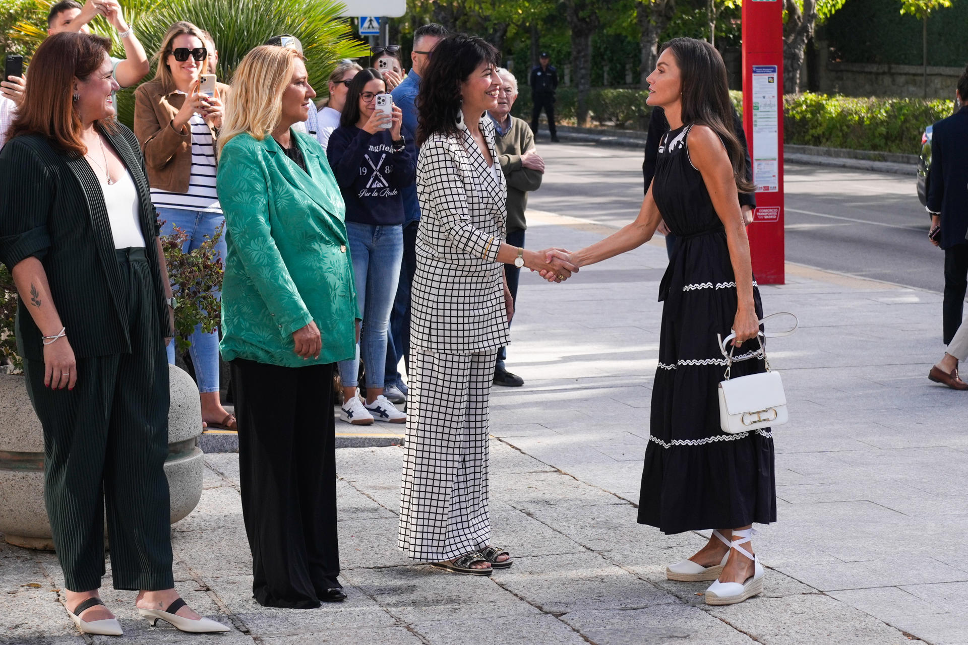 - La reina Letizia saluda a la ministra de Igualdad, Ana Redondo (c), entre otros, a su llegada a la Casa de la Cultura Paco de Lucía de Torrelodones, para asistir al coloquio Mujer, Deporte y Sociedad, con ocasión de la segunda edición del torneo de baloncesto organizado por el equipo Challenge 40 Basket, este miércoles. EFE/ Borja Sanchez-trillo

