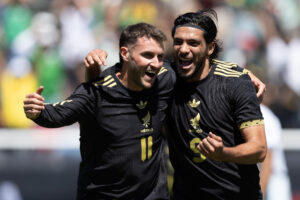 Santiago Giménez (i) y Raúl Jiménez de México celebran un gol durante un partido amistoso en el estadio Rice- Eccles de Salt Lake City (Estados Unidos). Fotografía de archivo. EFE/ Carlos Ramírez