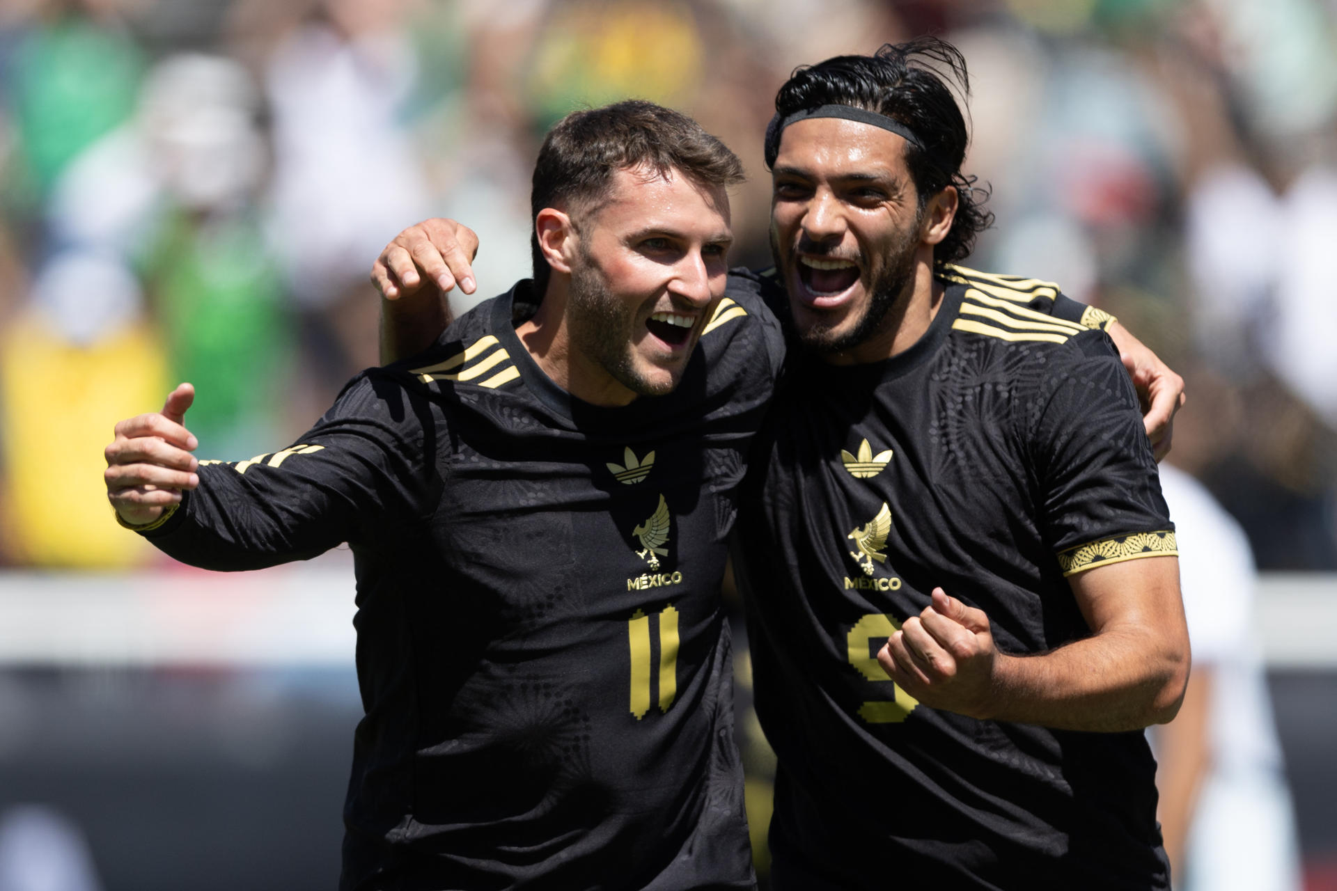 Santiago Giménez (i) y Raúl Jiménez de México celebran un gol durante un partido amistoso en el estadio Rice- Eccles de Salt Lake City (Estados Unidos). Fotografía de archivo. EFE/ Carlos Ramírez