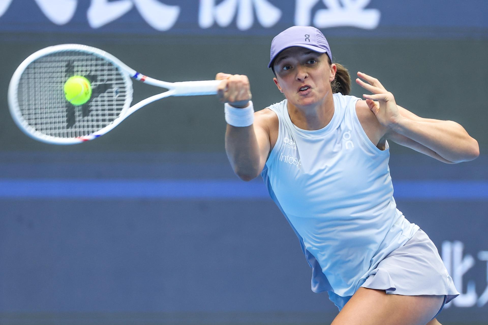La tenista polaca Iga Swiatek en acción durante el partido del individual femenino contra la china Yuan Yue de China en Abierto de China, celebrado en Pekin. EFE/EPA/WU HAO
