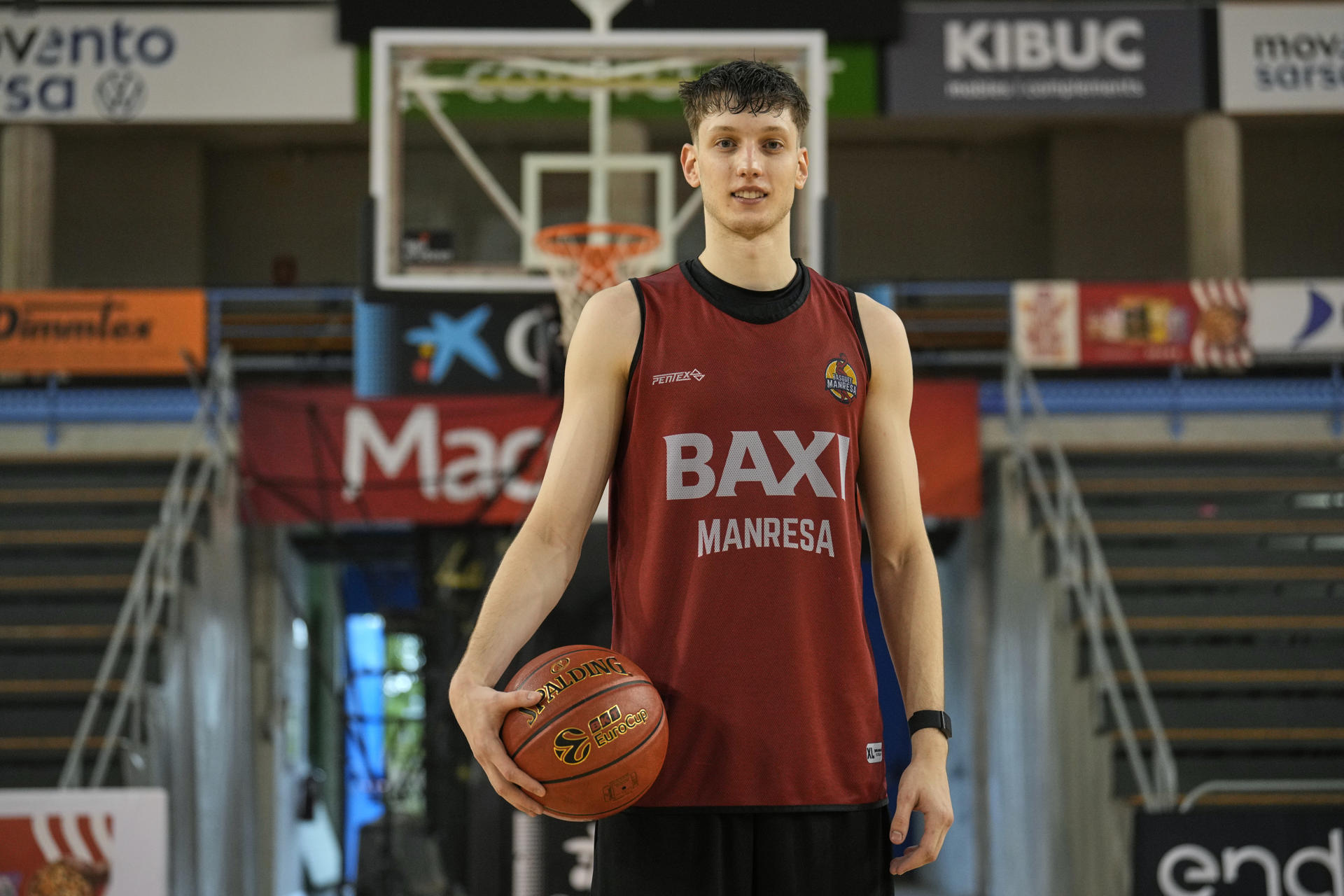 El uruguayo Agustín Ubal (Montevideo, 2003) ha aterrizado con buen pie en Manresa, ya que su actuación en la final de la Lliga Catalana frente al Joventut de Badalona (83-79), donde fue el máximo anotador del equipo junto a Hugo Benítez (14 puntos), ayudó a conquistar el título a su equipo cuatro años después. En la imagen el jugador posa durante la entrevista con EFE, en la que manifiesta que se "muere" por jugar en el Nou Congost. EFE/ Alejandro García
