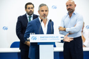 El presidente del Partido Popular de Castilla-La Mancha, Paco Núñez, junto a los vicesecretarios nacionales Jaime de los Santos y Juan Bravo, clausura el acto sobre educación 'Dificultades del inicio del curso escolar'. EFE/Ismael Herrero