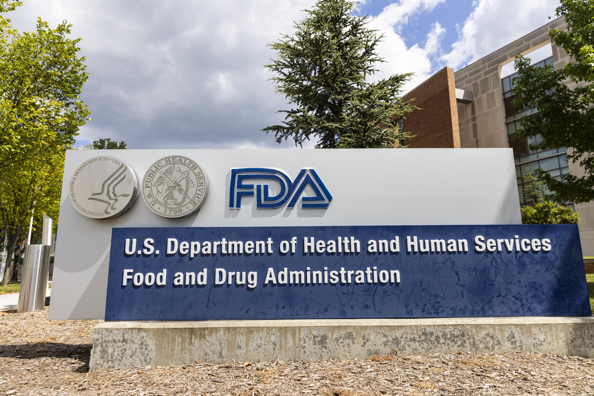 Fotografía de archivo que muestra la sede de la Administración de Alimentos y Medicamentos en Silver Spring (EE.UU.). EFE/EPA/JIM LO SCALZO