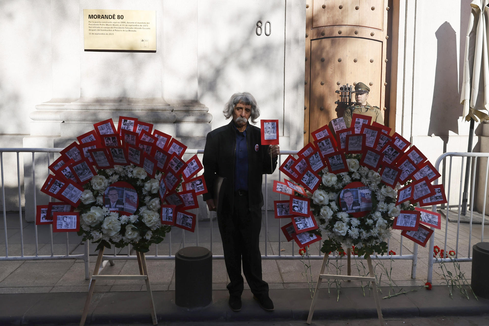Una persona sostiene una imagen durante la conmemoración de los 52 años del golpe de Estado este jueves, frente al Palacio de La Moneda, en Santiago (Chile). EFE/ Elvis Gonzalez
