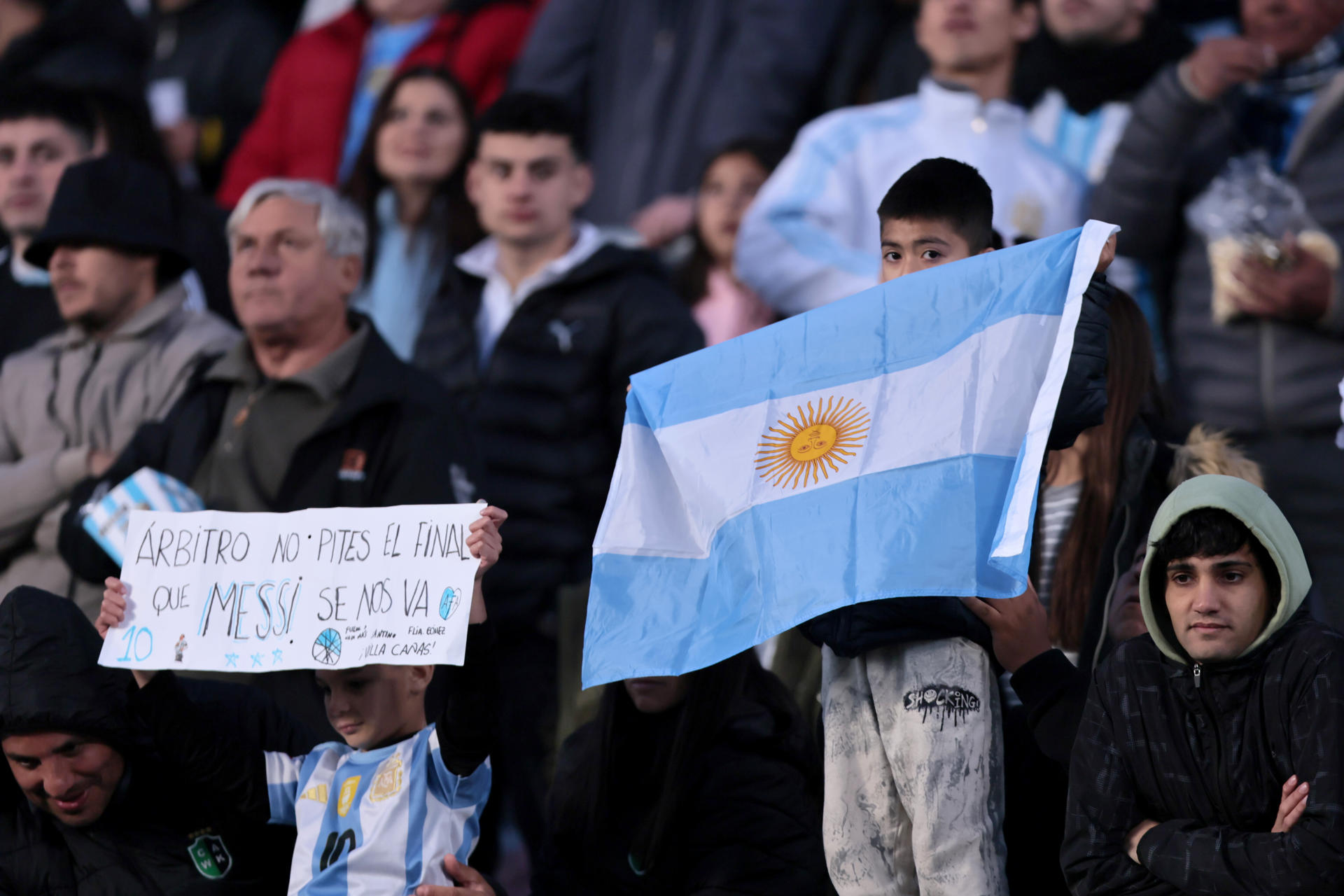 El estadio Monumental en Buenos Aires volvió a lucir el tradicional albo y celeste en sus tribunas para acompañar a la selección de Argentina en su partido contra Venezuela. EFE/ Adan González