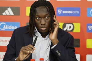 Presentación oficial del centrocampista francés Batista Mendy como nuevo jugador del Sevilla en el estadio Sánchez Pizjuán en la ciudad de Sevilla. EFE/ José Manuel Vidal
