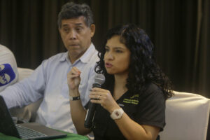 La gerente legal del Centro de Incidencia Ambiental (CIAM Panamá), Joana Abrego, habla en una rueda de prensa este jueves, en Ciudad de Panamá (Panamá). EFE/ Carlos Lemos