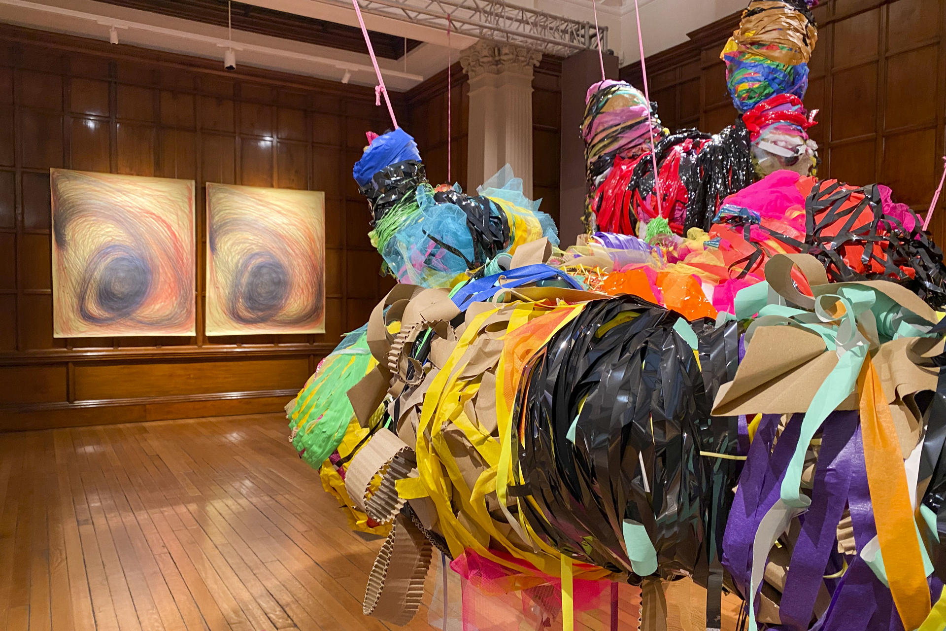 Instalaciones que la artista escocesa Nnena Kalu -que está dentro del espectro autista y tiene una comunicación no verbal- presenta como finalista del prestigioso premio Turner de arte visual y que se exhibe en la localidad británica de Bradford dentro de su programación como Ciudad de la Cultura del Reino Unido 2025. EFE/ Miguel Salvatierra
