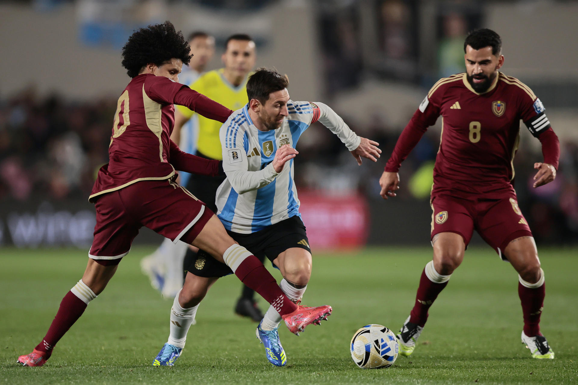 Lionel Messi (c), de Argentina, disputa el balón con Eduard Bello (i) y Tomás Rincón (d), de Venezuela, en un partido por las eliminatorias a la Copa Mundial 2026 entre Argentina y Venezuela en el estadio Monumental en Buenos Aires (Argentina). EFE/Adan González