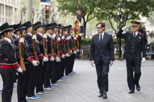 El Parlamento de Cataluña inauguró este miércoles las celebraciones oficiales de la Diada con un acto solemne de izada de la 'senyera', encabezado por el presidente de la cámara catalana, Josep Rull (i), el presidente de la Generalitat, Salvador Illa (c), y el alcalde de Barcelona Jaume Collboni (d). EFE/ Quique García