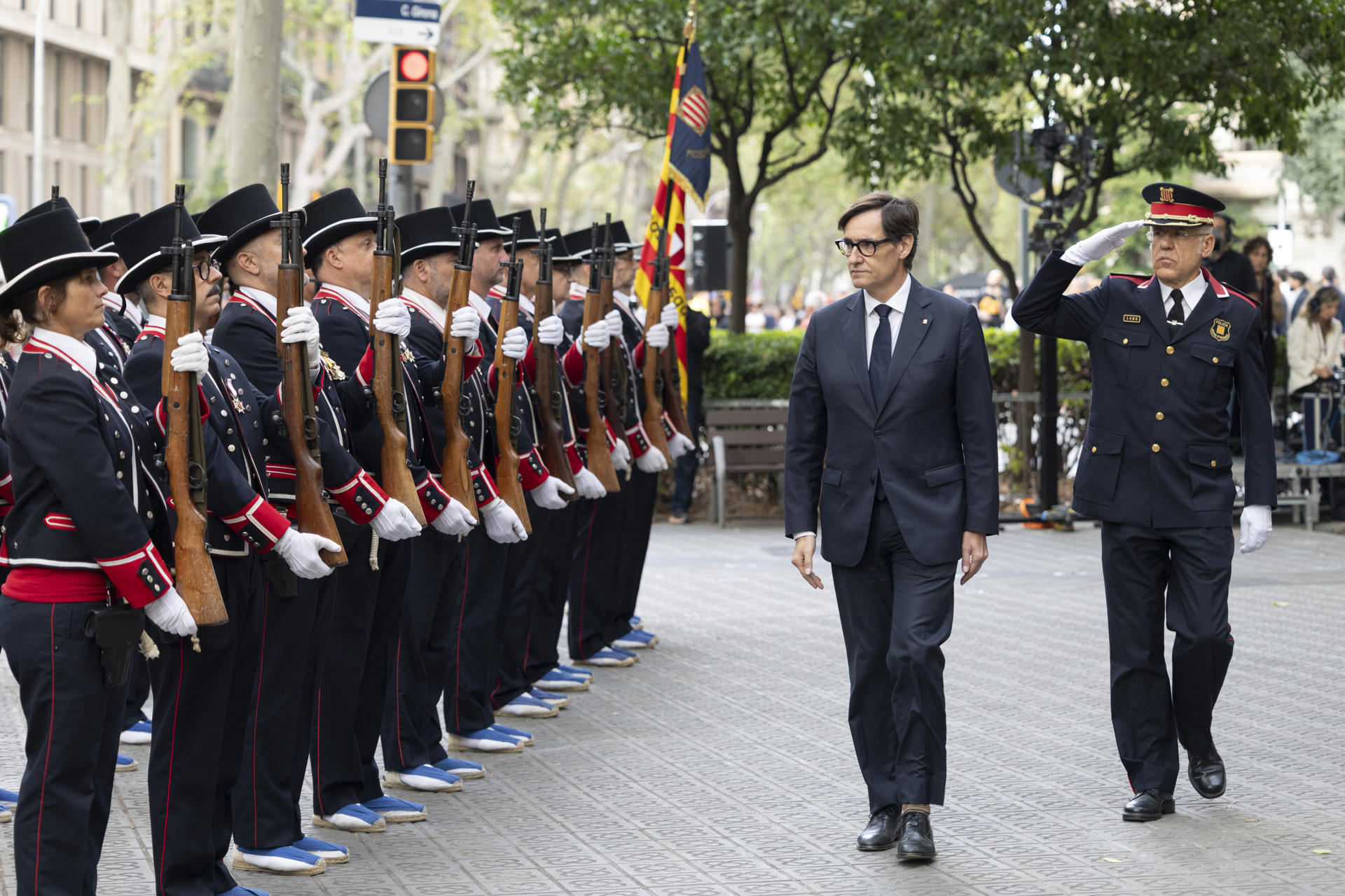 El presidente de la Generalitat de Cataluña, Salvador Illa (c), pasa revista a la guardia de honor mientras encabeza la ofrenda floral del Govern ante el monumento a Rafael Casanova, en el arranque de las celebraciones oficiales con motivo de la Diada, este jueves en Barcelona. EFE/Marta Pérez