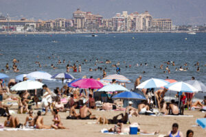 En la imagen la playa de La Malvarrosa llena de bañistas este último domingo de agosto. EFE/Manuel Bruque