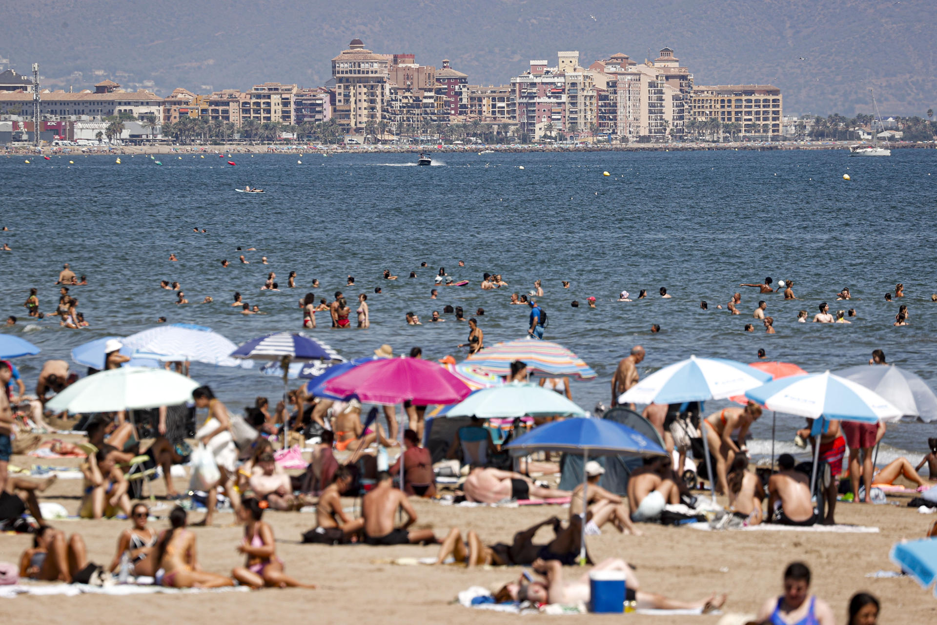 En la imagen la playa de La Malvarrosa llena de bañistas este último domingo de agosto. EFE/Manuel Bruque