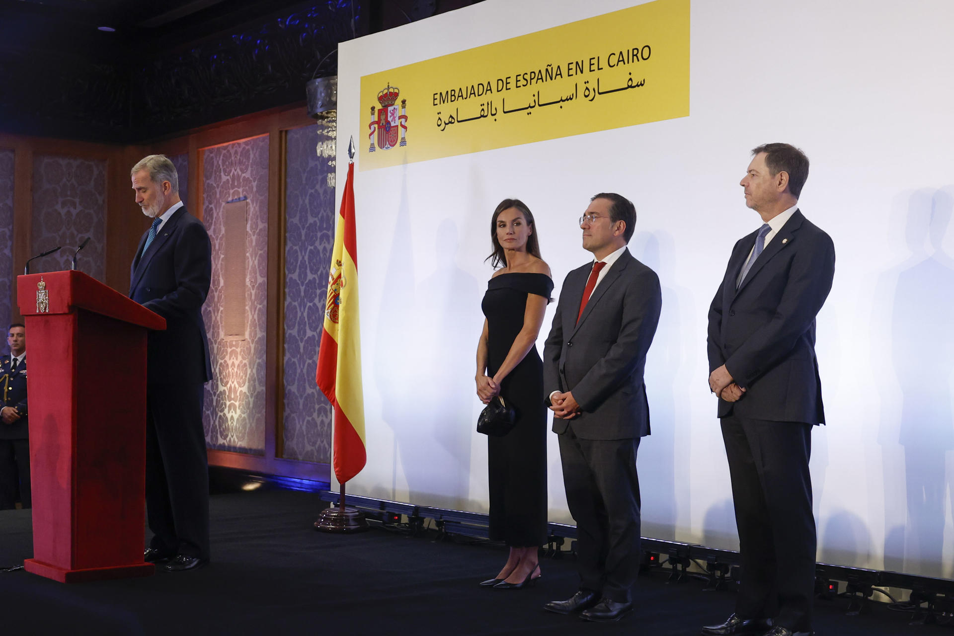 EL CAIRO (EGIPTO), 16/09/2025.- El rey Felipe VI, la reina Letizia, y el ministro de Asuntos Exteriores, José Manuel Albares (2d), durante la recepción a una representación de la colectividad española en El Cairo, este martes durante su primer viaje de Estado a Egipto, país en el que permanecerán hasta el próximo viernes 19.- EFE/ Juanjo Martín

