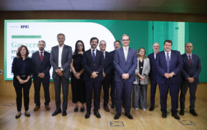 Manuel García Hernández (ci), Director general de Política Energética y Minas del Ministerio de Economía y Fidel López (cd), Consejero Delegado de Redexis, posan junto al resto de ponentes durante el encuentro informativo "Gas Verde: Impacto económico, social y medioambiental en España", en Madrid. EFE/David Fernández