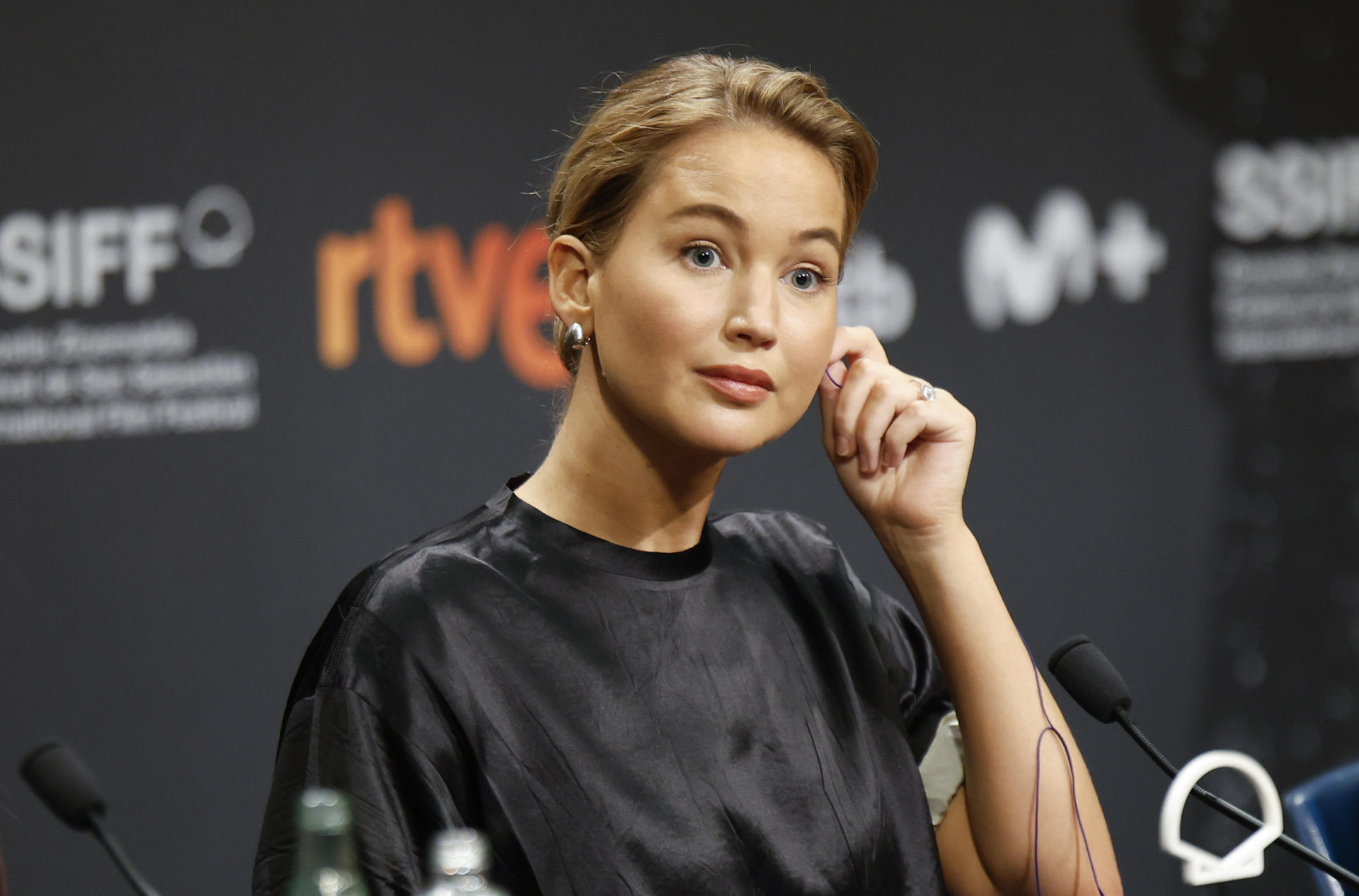SAN SEBASTIÁN (ESPAÑA), 26/09/2025.- La actriz Jennifer Lawrence atiende a los medios de comunicación este viernes en el 73 Festival Internacional de Cine de San Sebastián, donde esta noche recibirá el Premio Donostia. EFE/Juan Herrero