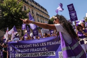 Miles de personas participan en una manifestación feminista en París, el 23 de junio de 2024. EFE/Teresa Suarez