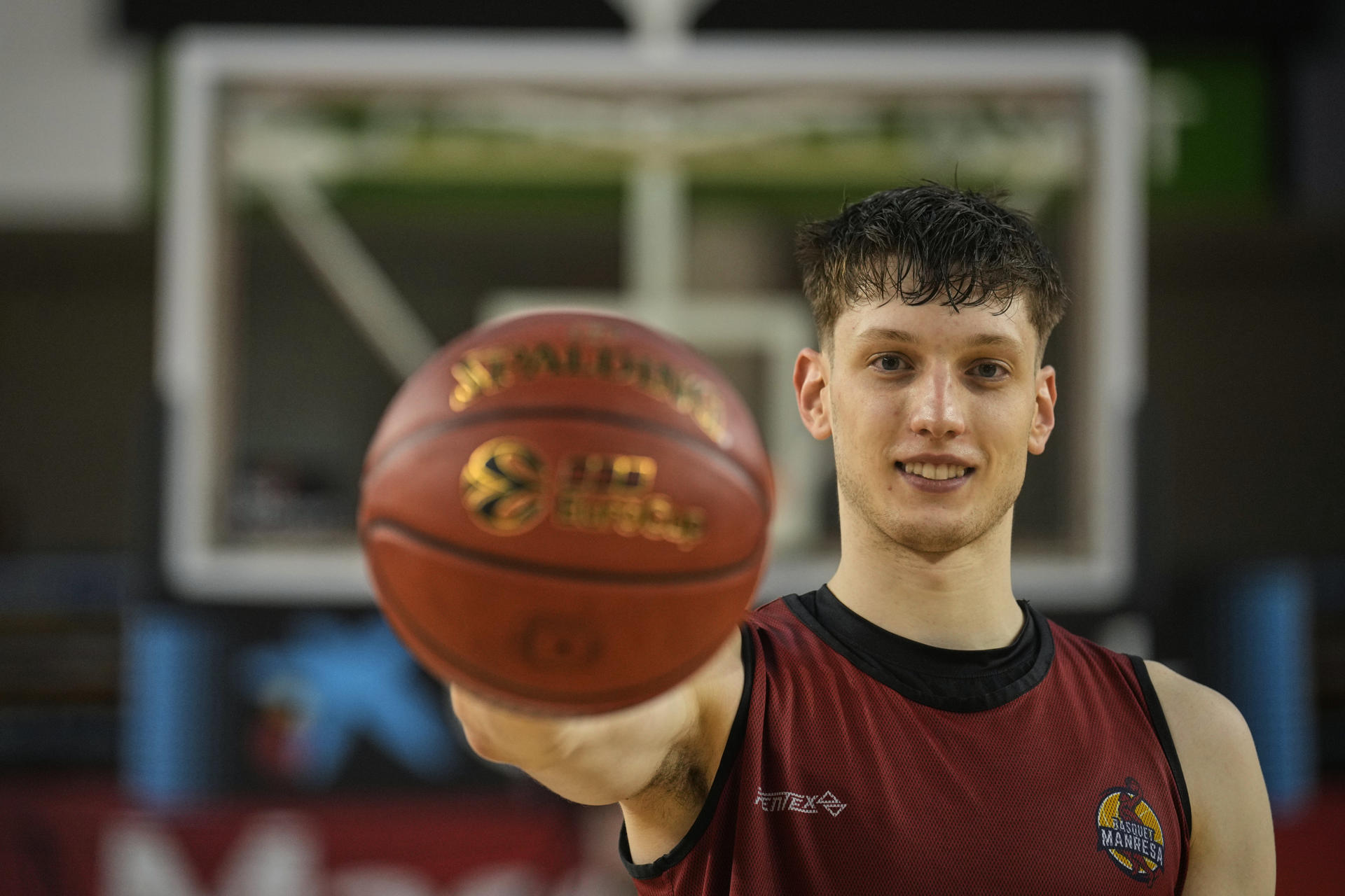 El uruguayo Agustín Ubal (Montevideo, 2003) ha aterrizado con buen pie en Manresa, ya que su actuación en la final de la Lliga Catalana frente al Joventut de Badalona (83-79), donde fue el máximo anotador del equipo junto a Hugo Benítez (14 puntos), ayudó a conquistar el título a su equipo cuatro años después. En la imagen el jugador posa durante la entrevista con EFE, en la que manifiesta que se "muere" por jugar en el Nou Congost. EFE/ Alejandro García
