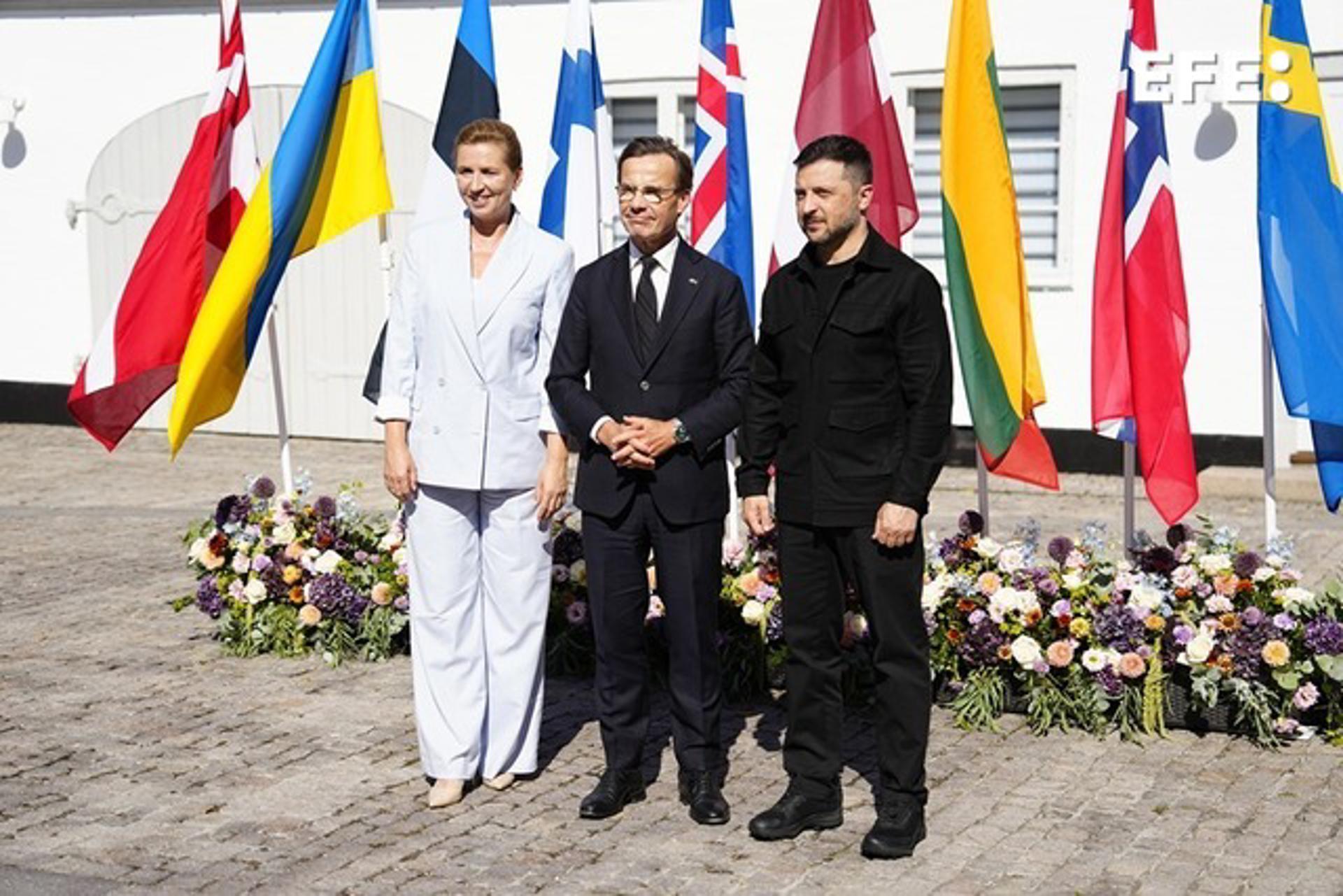 La primera ministra danesa, Mette Frederiksen (I), el presidente ucraniano, Volodímir Zelenski (D), y el primer ministro sueco, Ulf Kristersson(C), este miércoles en Copenhage. EFE/EPA/MADS CLAUS RASMUSSEN DENMARK OUT