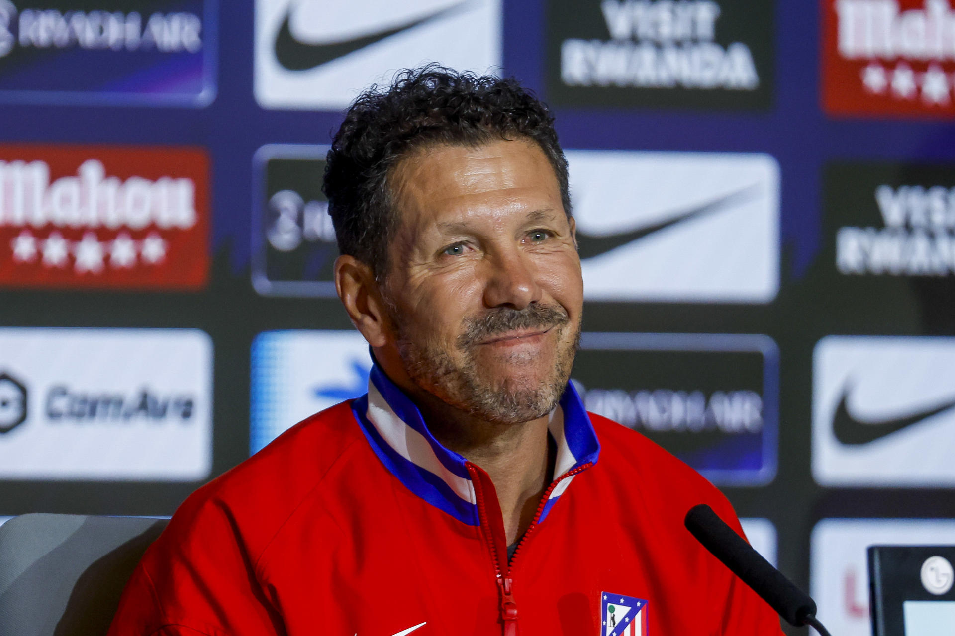El entrenador del Atlético de Madrid Diego Simeone, durante la rueda de prensa antes del entrenamiento del equipo previo al derbi de mañana frente al Real Madrid, este viernes en el estadio Metropolitano en Madrid.-EFE/ Juanjo Martín
