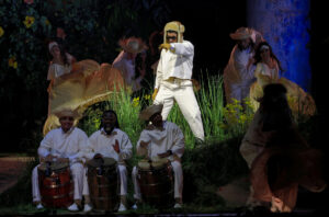 Bad Bunny se presenta en el Coliseo de Puerto Rico este sábado, en San Juan (Puerto Rico). EFE/ Thais Llorca