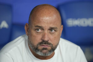 El entrenador del Espanyol, José Manuel González, antes del partido de LaLiga de fútbol que RCD Espanyol y RCD Mallorca disputan este lunes en el RCDE Stadium de Barcelona. EFE/Enric Fontcuberta