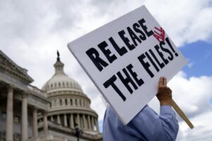 Imagen de archivo de una protesta en Washington para que se hagan públicos los documentos del caso Epstein. EFE/EPA/WILL OLIVER